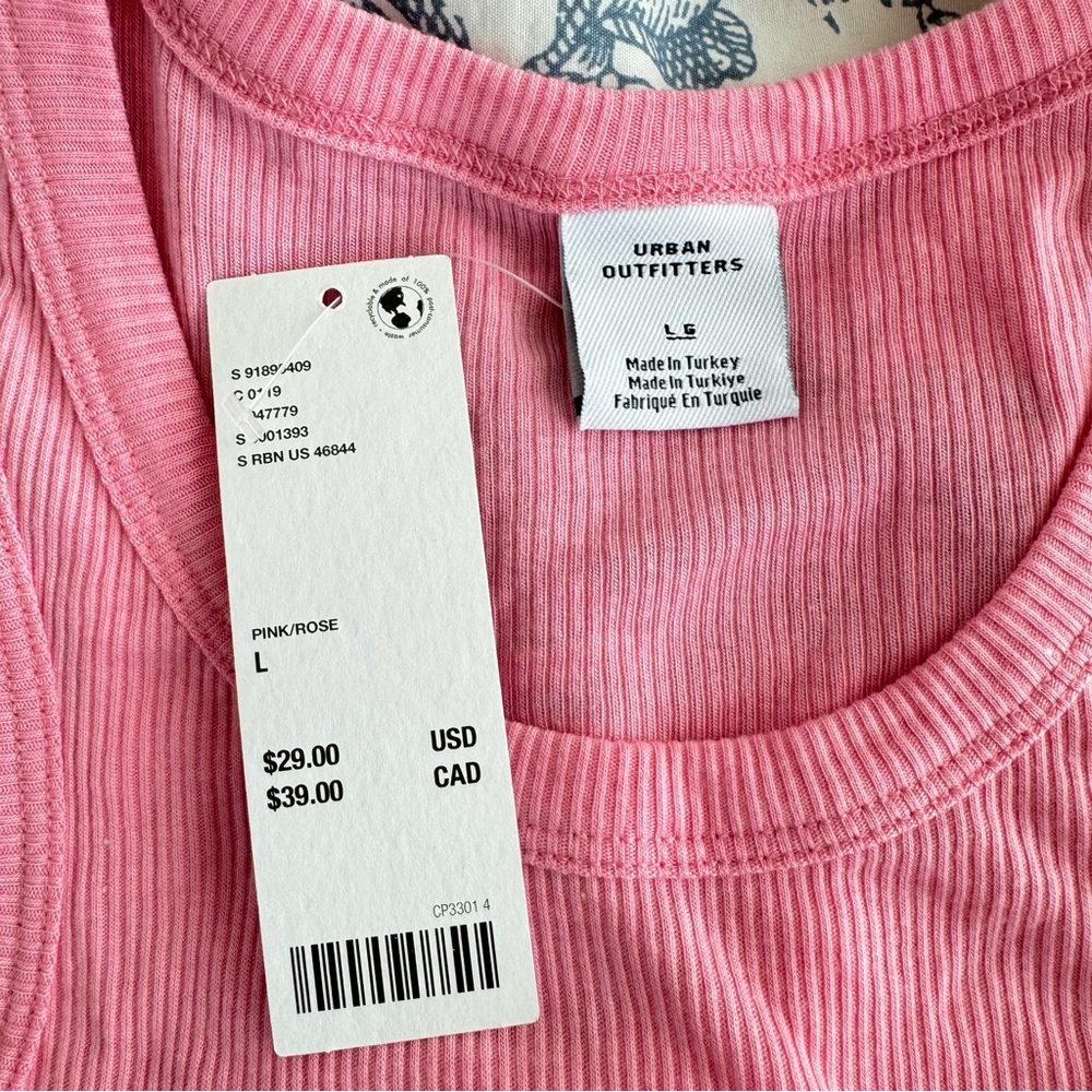 UO strawberries tank size L - Picture 2 of 3